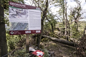Infoschild Georoute Caaner Schweiz