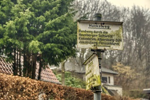 Schild Hucksweg Hausberger Schweiz